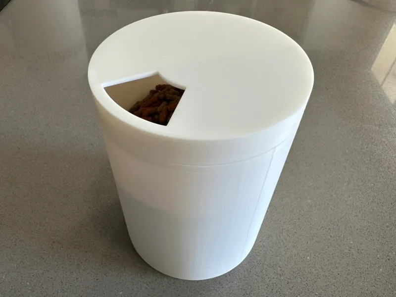 Food jar for fish-turtles. - Pot de menjar peixos.
