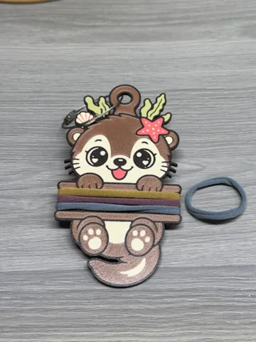 Accesorio para sujetar ligas de cabello: Otter Hair Tie Holder Keychain — vista de referencia 2