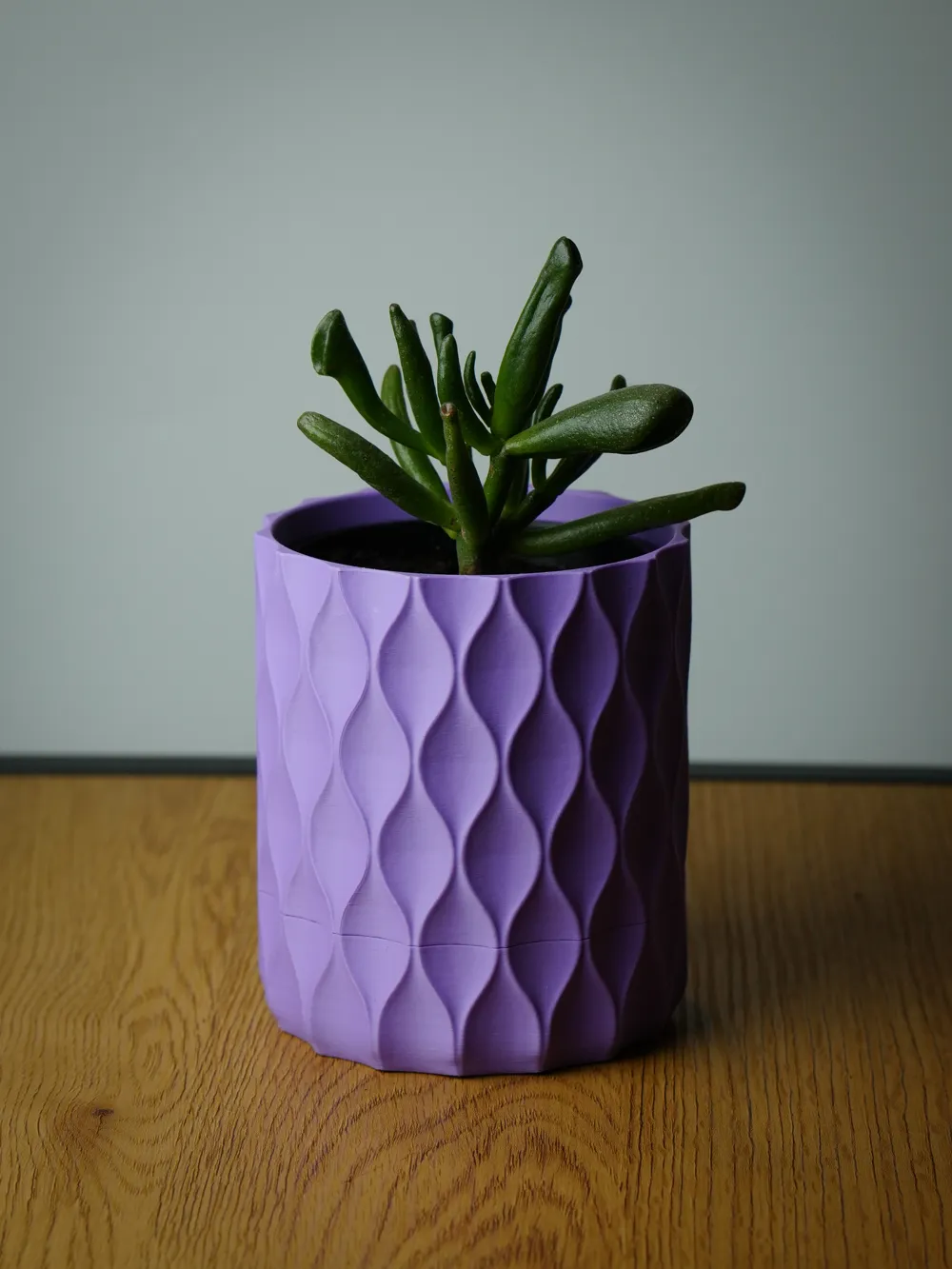 PLANTER WITH TWISTABLE DRIP TRAY - WAVES - Free 3D Print Model - MakerWorld