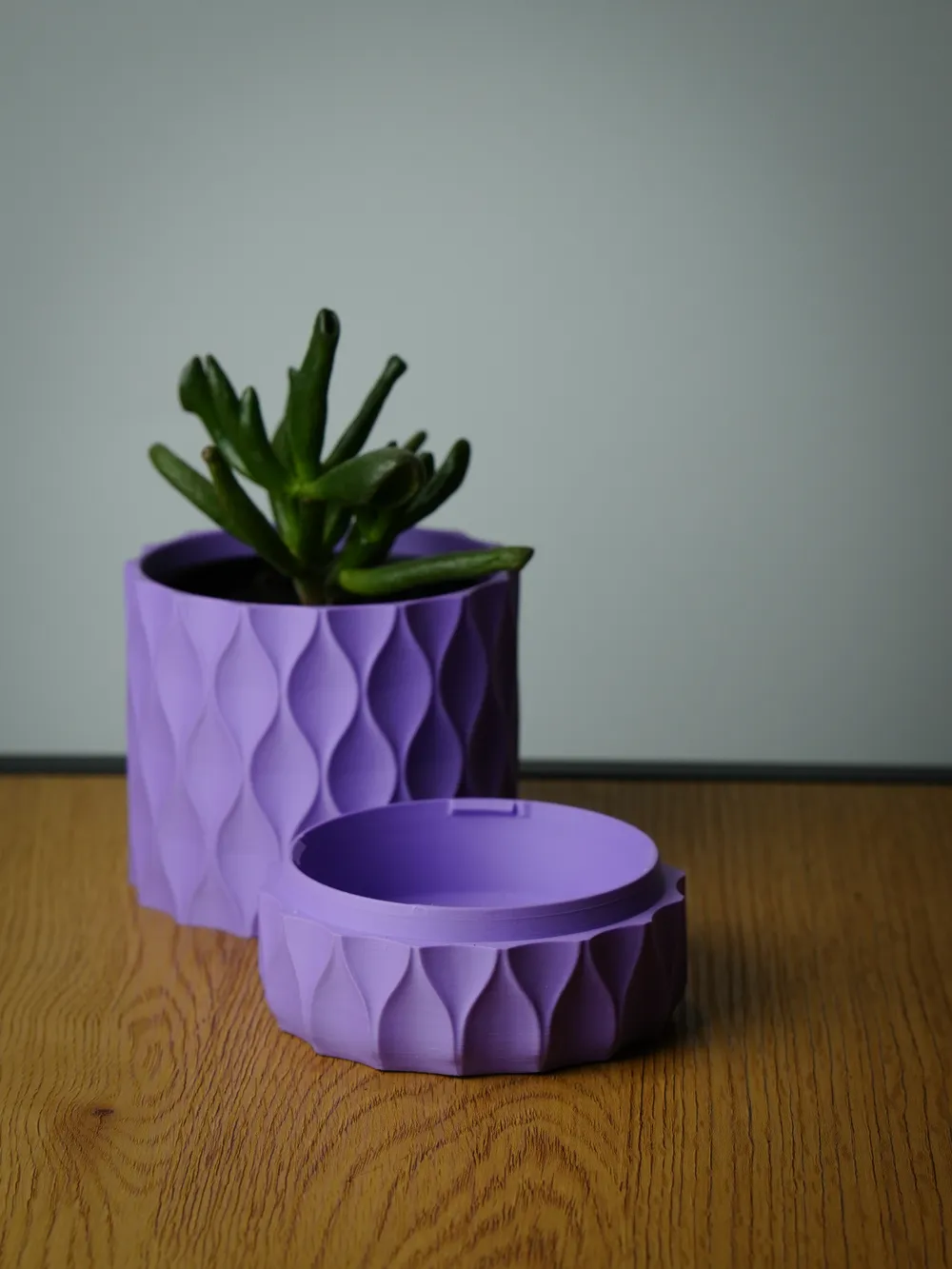 PLANTER WITH TWISTABLE DRIP TRAY - WAVES - Free 3D Print Model - MakerWorld