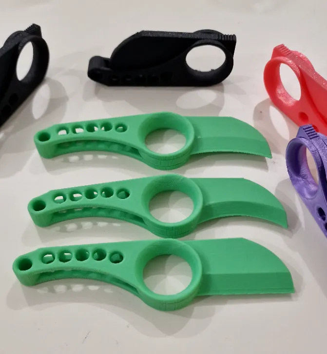 Folding knifes