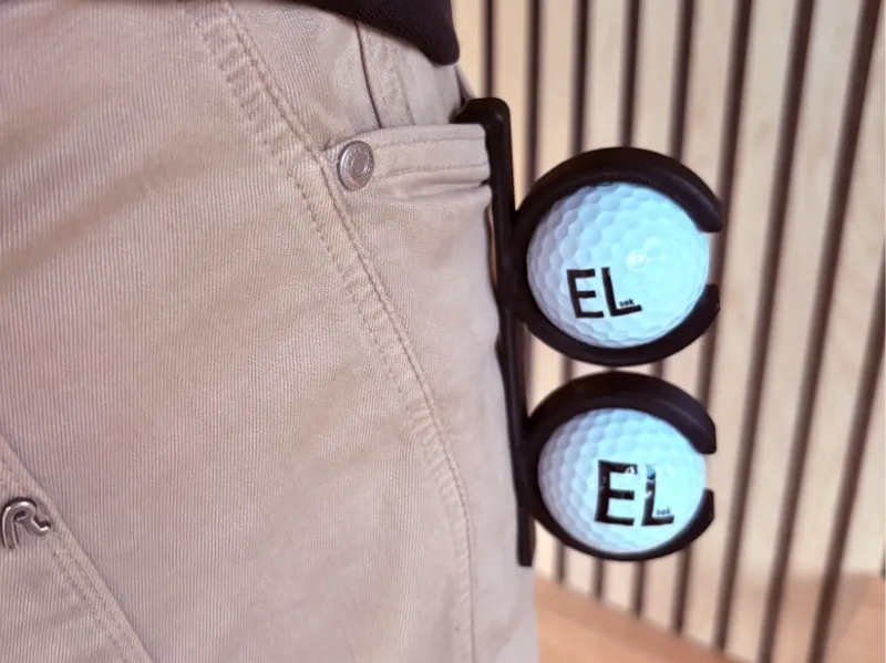 Golfbollshållare för byxfickan.