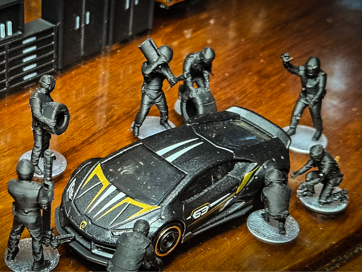 1:64 Scale Pit Crew 8 Man Strong