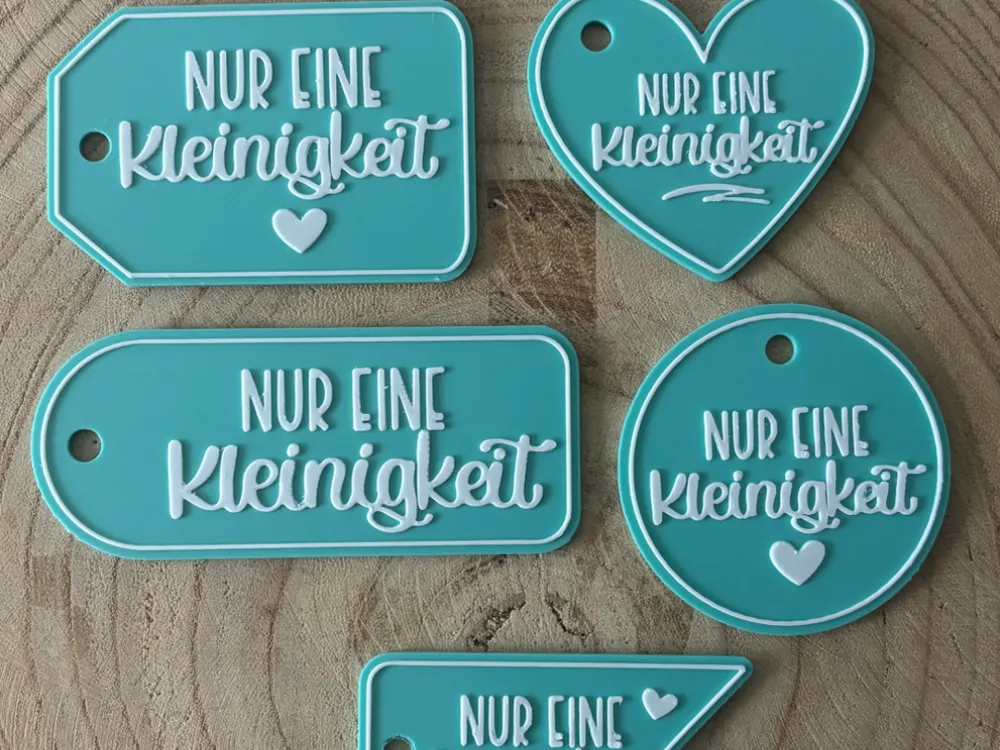 Letrero o emblema decorativo: Nur eine Kleinigkeit – Geschenkanhänger. Referencia del modelo original.