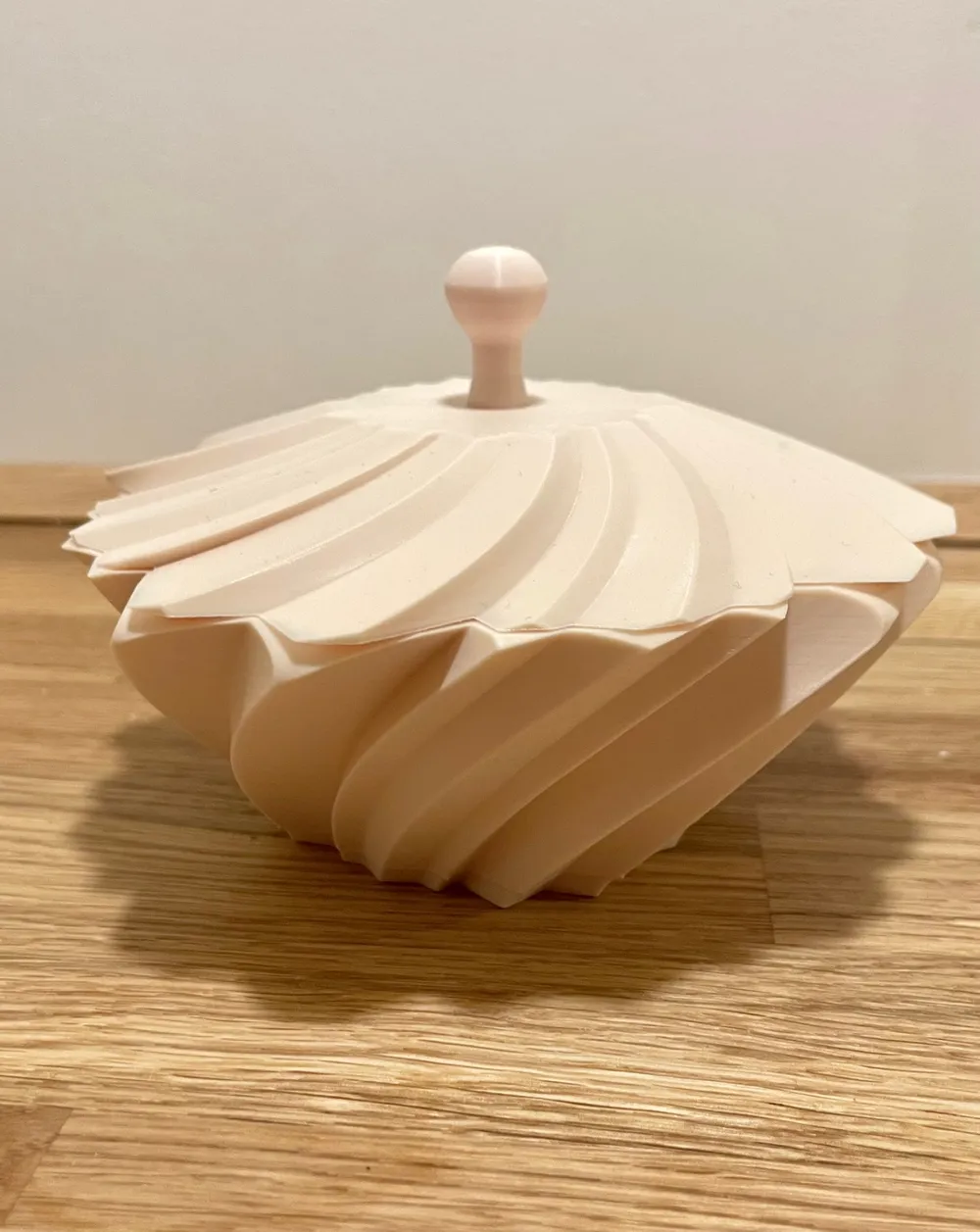 Decorative swirl bowl with lid - Free 3D Print Model - MakerWorld