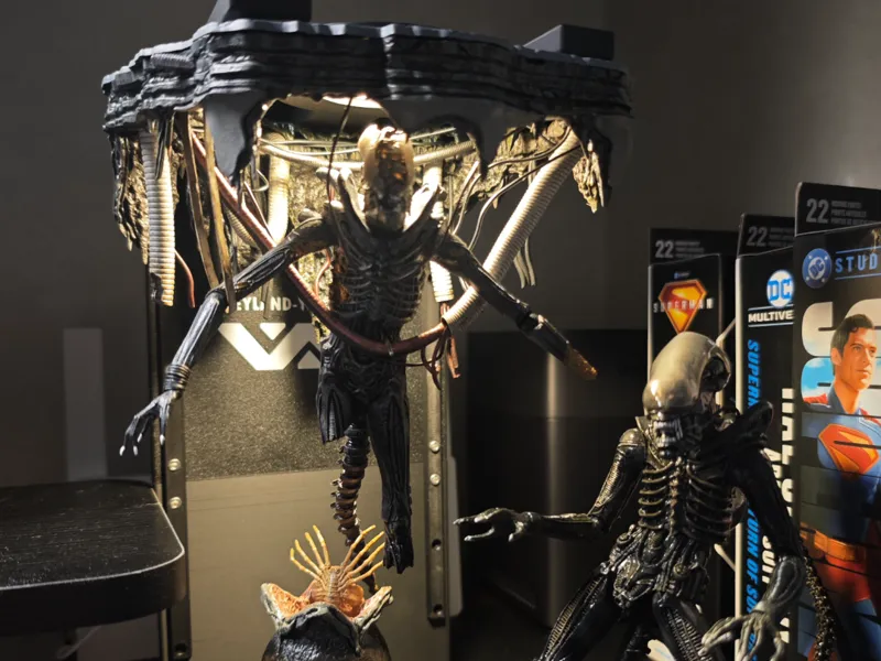 NECA Suspended Lab Xenomorph Stand