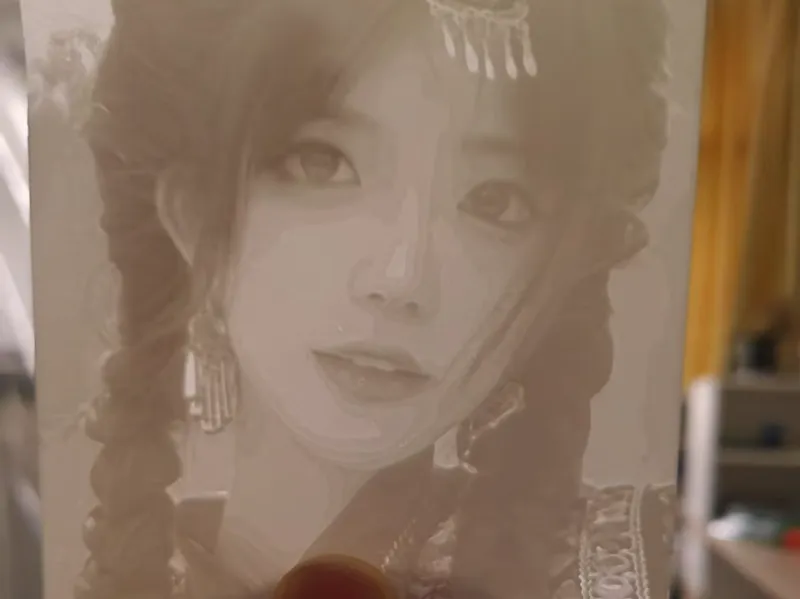 少数民族少女单色浮雕画