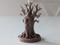 Arbre au visage menaçant — décor de jeu de rôle — photo 2