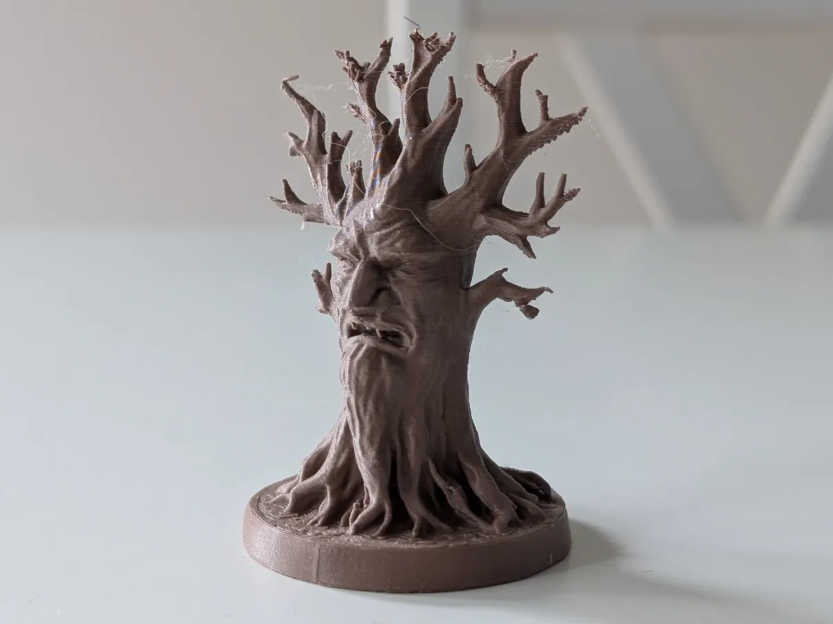 Arbre au visage menaçant — décor de jeu de rôle