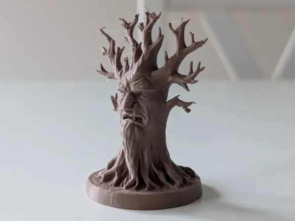 Arbre au visage menaçant — décor de jeu de rôle