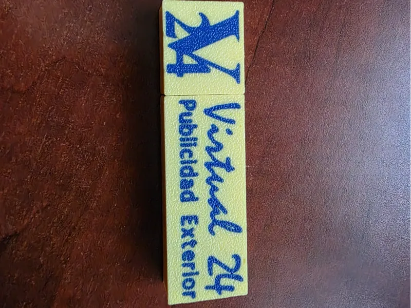 CARCASA USB CON TEXTOS PERSONALIZABLES