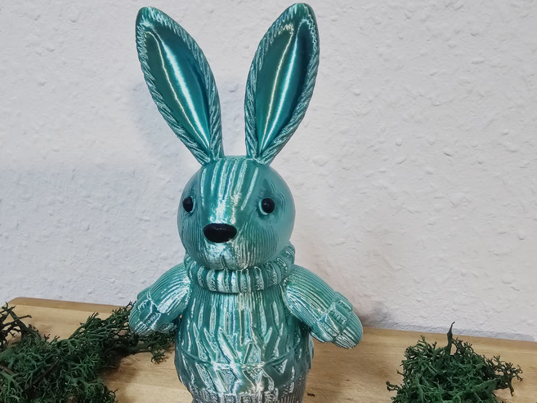 Hase im Strickpullover