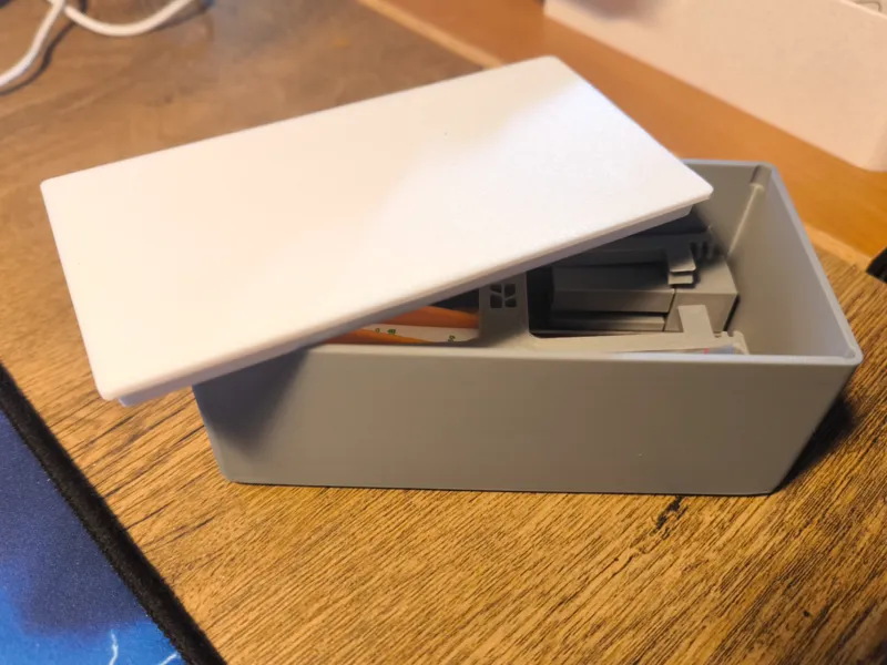Box with lid (I use it under 1a mini)