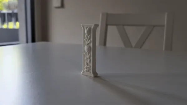Lettre I sur pied, style floral façon plâtre