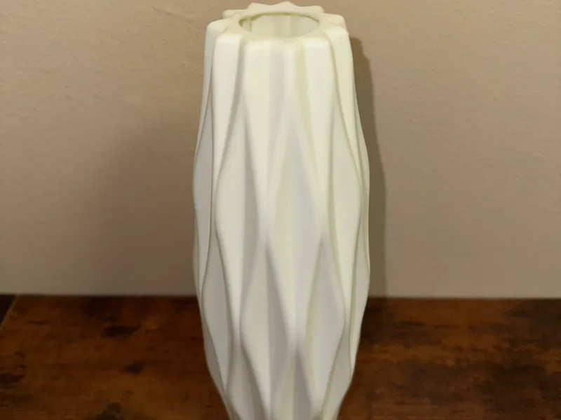 Vaso con nervature ondulate