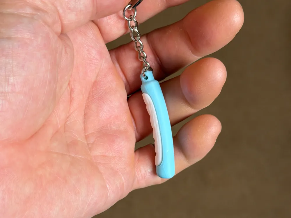 Llavero: PureWick Badge Buddy – Funny Nurse Badge Charm. Referencia del modelo original.
