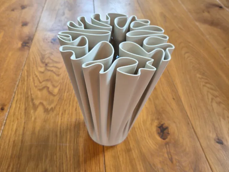 Vivi a Organic Wavy Vase – Waterproof & Vase Mode
