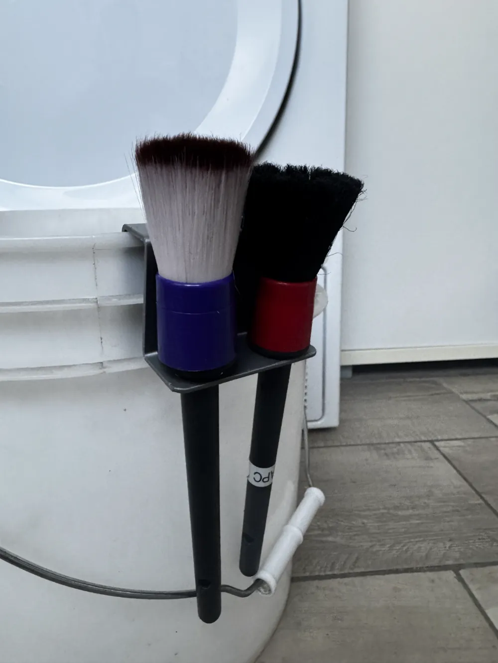Detailing Brush holder mounted on the beam by Genezii - MakerWorld