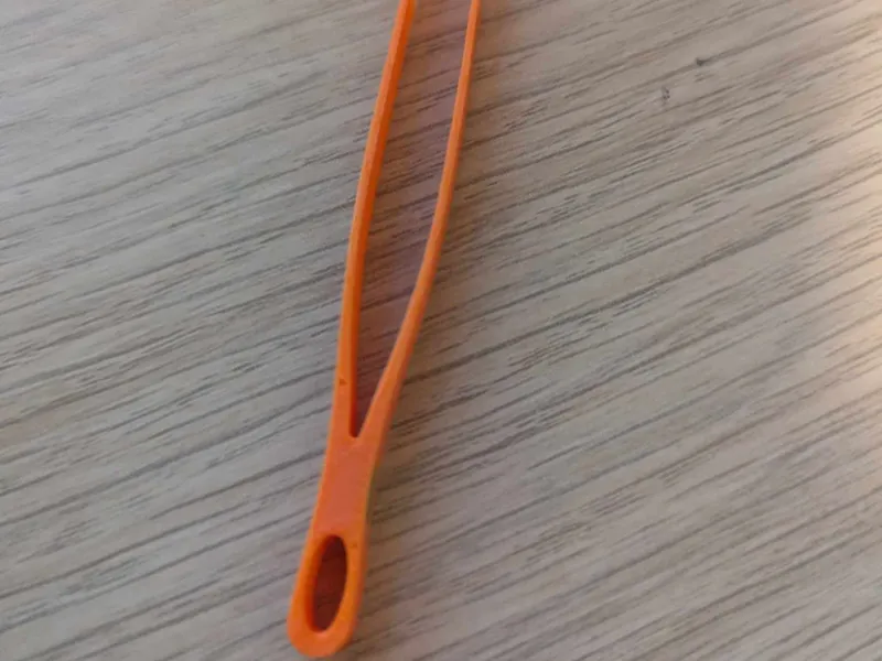 Petite pince (style pince à épiler)