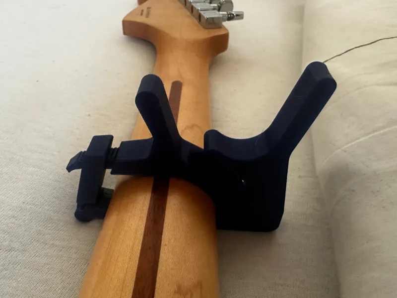 Gitarrenkapodaster für flaches Griffbrett