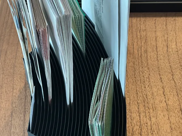 Porte-documents à séparateurs incurvés