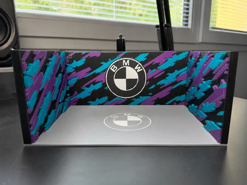 BMW Small garage for 1:64 scale cars