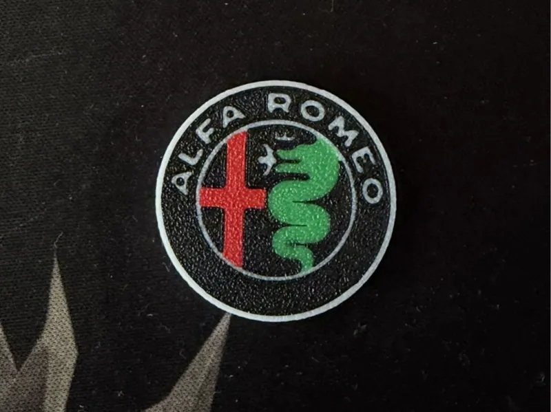 logo Alfa Romeo, ridimensionato svuota tasche 