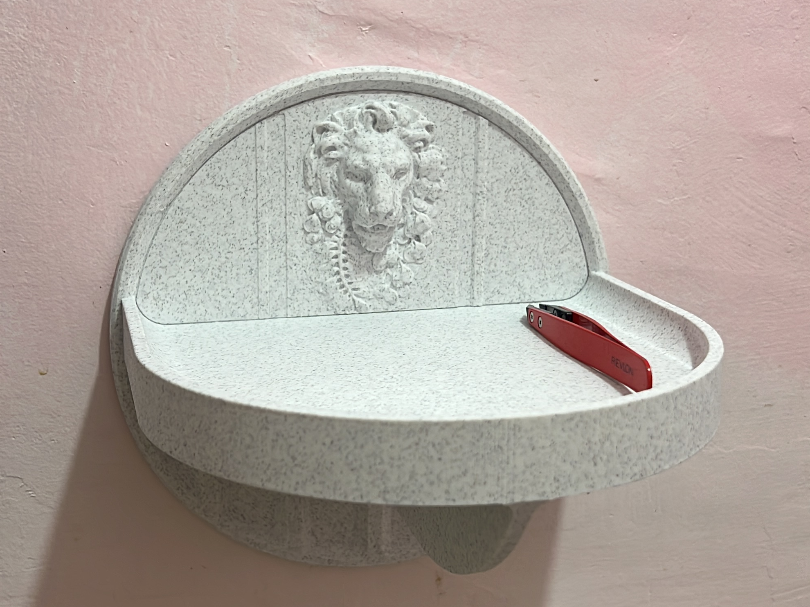 Round Shelf with Exchangeable Back– Lion Edition
