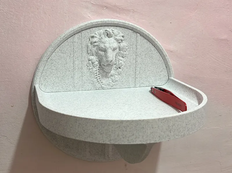 Round Shelf with Exchangeable Back– Lion Edition