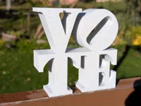 Sculpture typographique VOTE — photo 2
