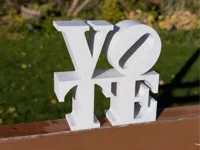 Sculpture typographique VOTE — photo 1