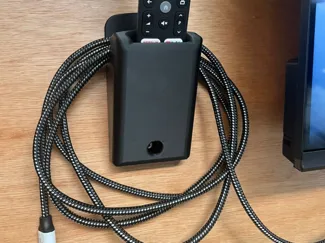 Peaq remote wall mount with cable storage