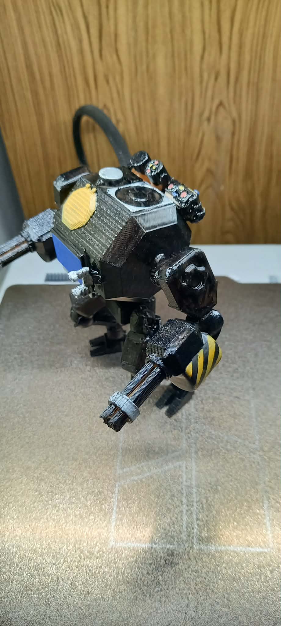 Letrero o emblema decorativo: v1 mecha — vista de referencia 3