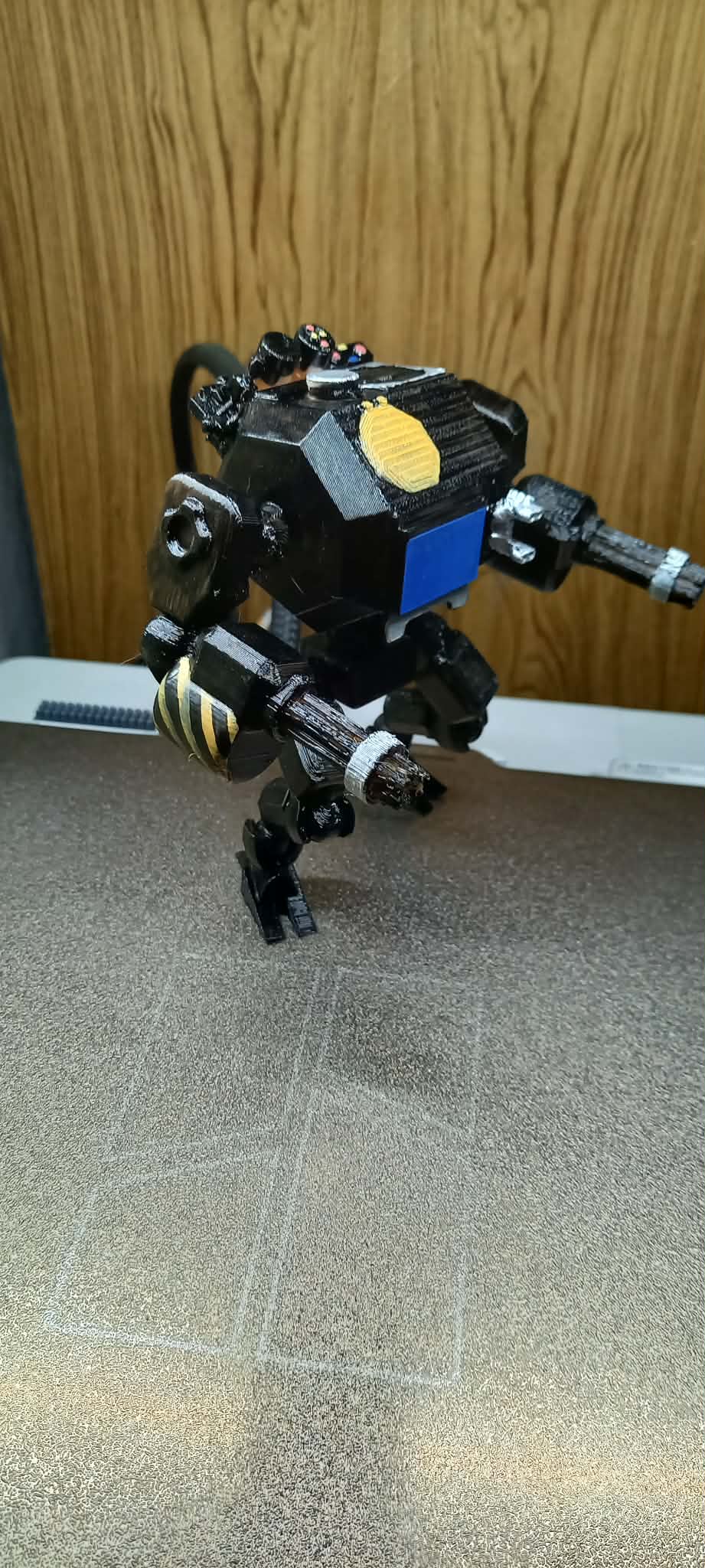 Letrero o emblema decorativo: v1 mecha — vista de referencia 5