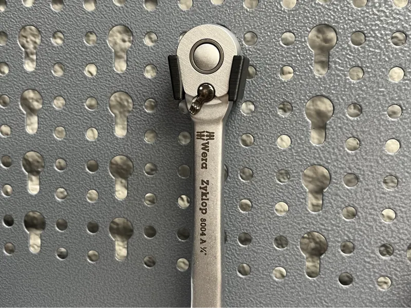 Parametric ratchet holder for Kupper pegboard