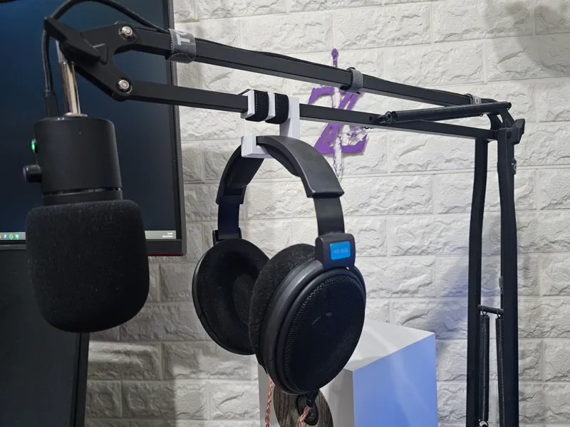 Headphone holder for mic arm