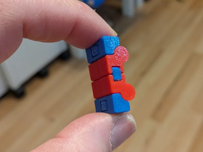 Tiny infinity hinge fidget <5g, 15 minute print.