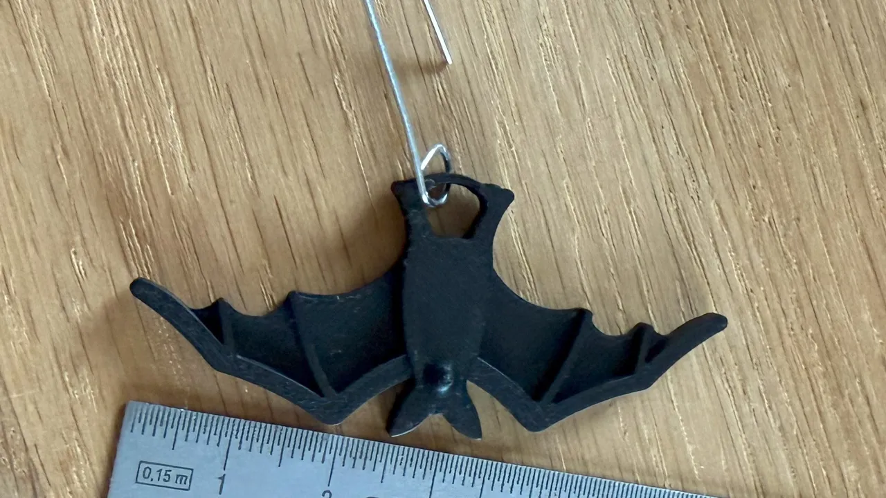 Fledermaus Ohrring view 2