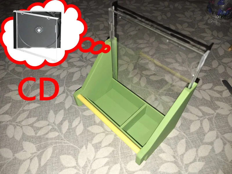 Bird feeder with CD to avoid dirt