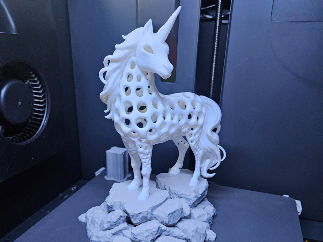 Voronoi Einhorn – Magische Leichtigkeit
