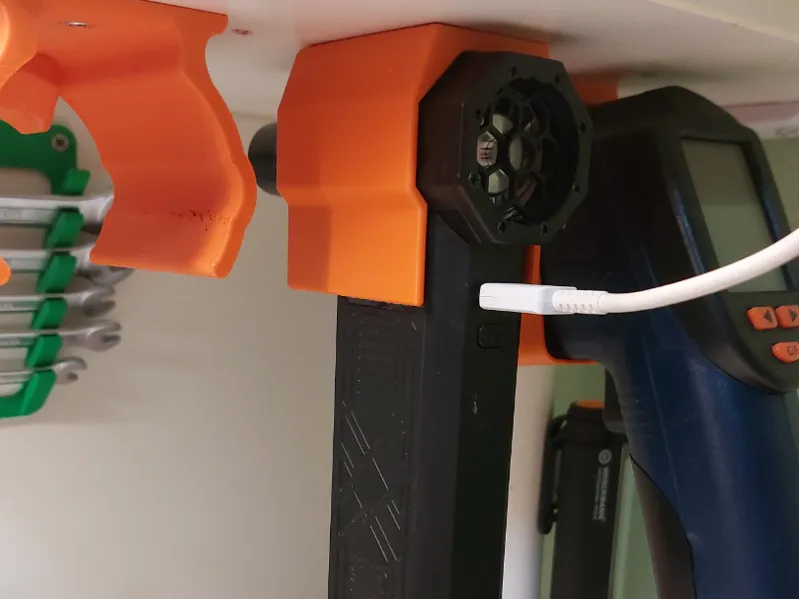 Trnojthk fan holder