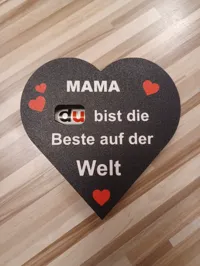 Schwarzes Herz mit weißer Schrift und roten Herzen