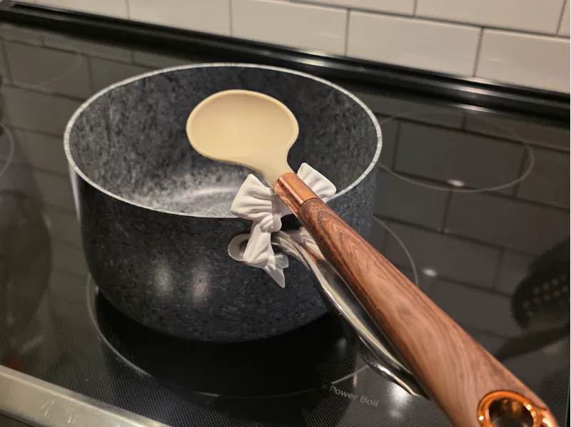 On pot handle spoon rest