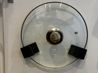 Saucepan lid cupboard mounts