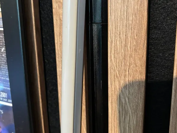 Clip d'alignement pour bandeau LED sur panneau acoustique