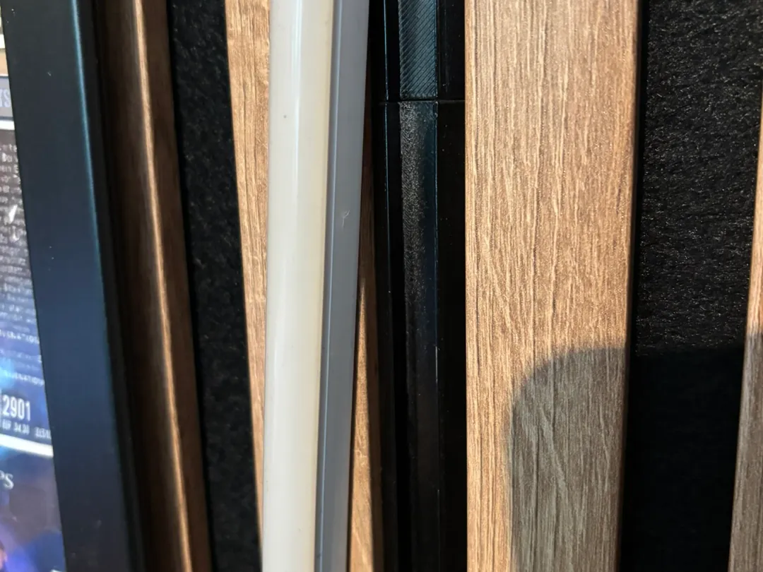 Clip d'alignement pour bandeau LED sur panneau acoustique
