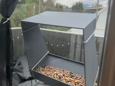 Bird feeder / TV for cats