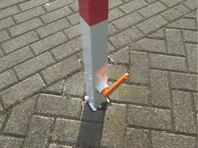 Traffic bollard, triangular key