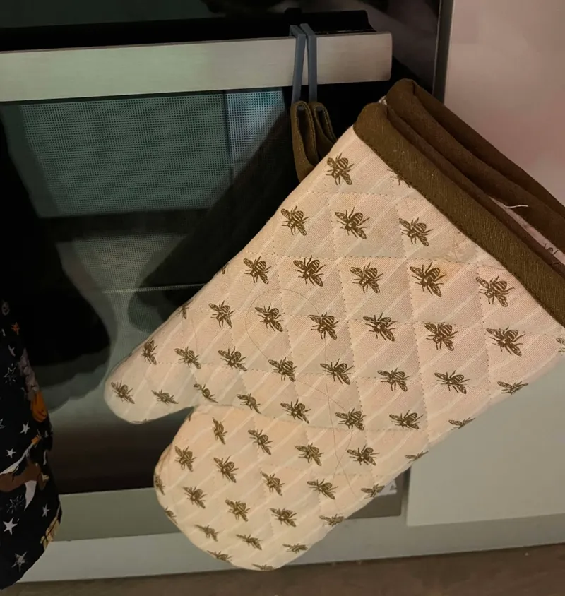 Oven glove holder