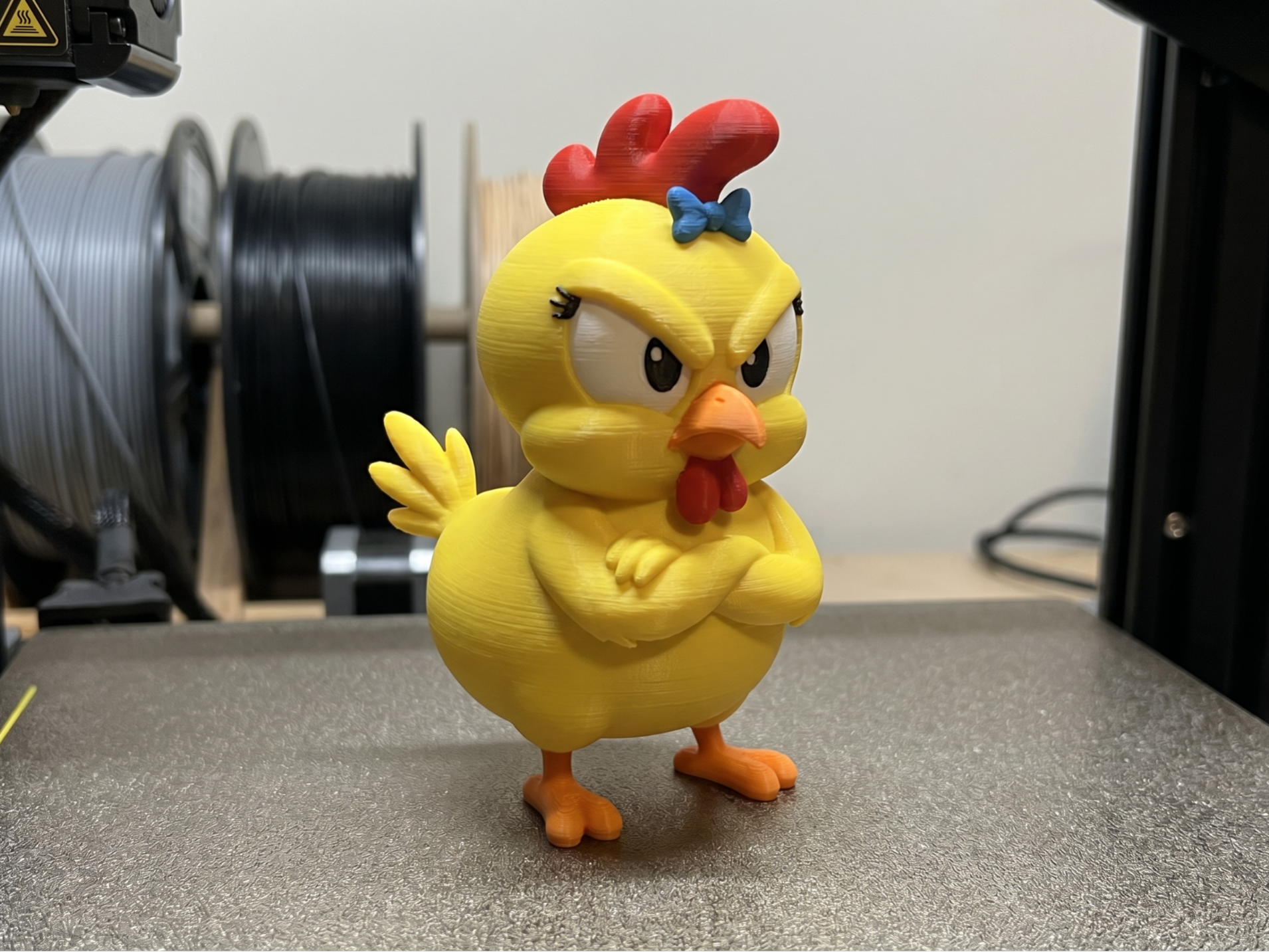 Grummel‑Henne – Cartoon Figur - Sassy 
